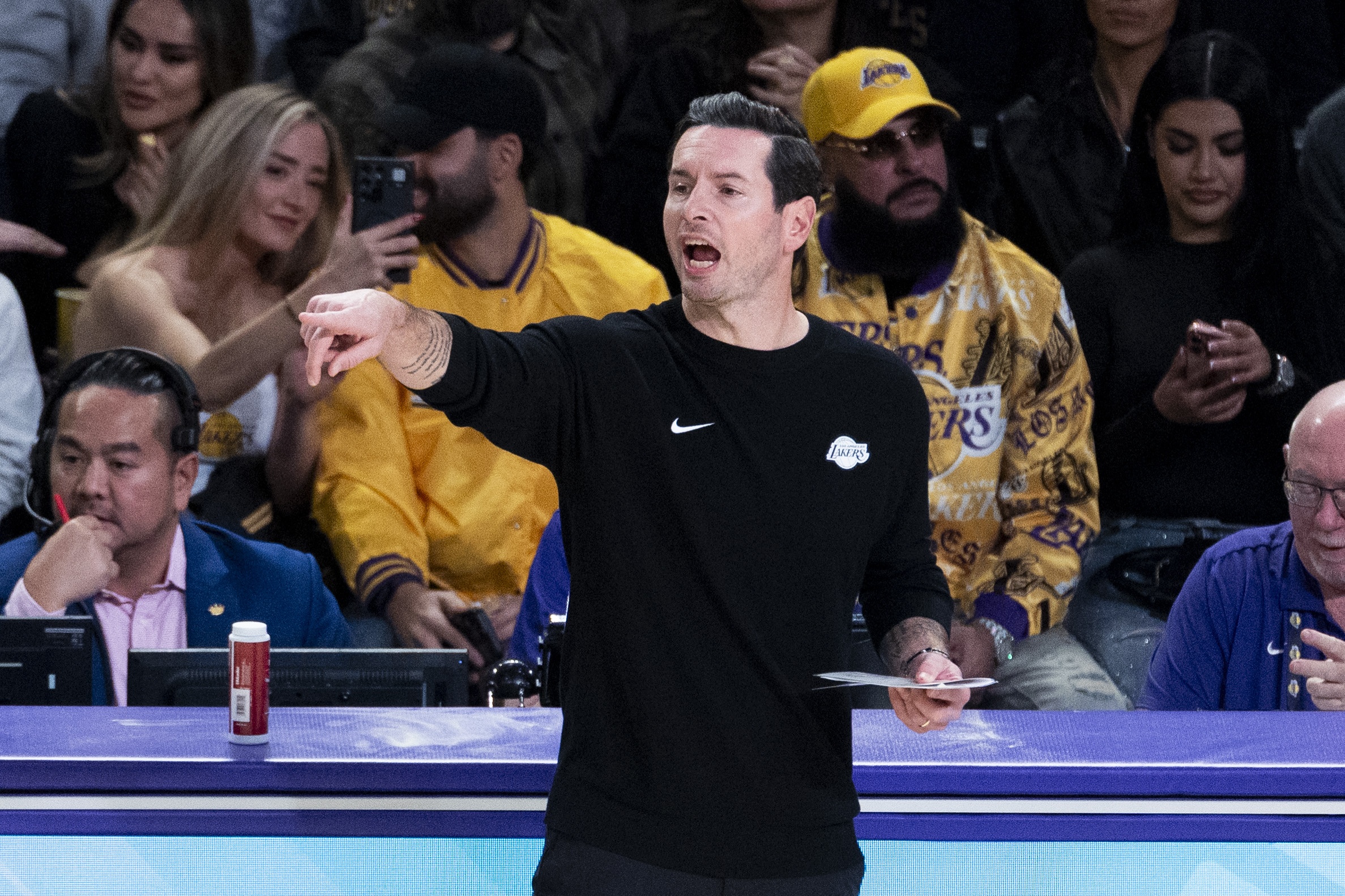 爱游戏官方网站-雷迪克：我们的防守有些迟疑 因惧怕被突破防守站位离对手太远